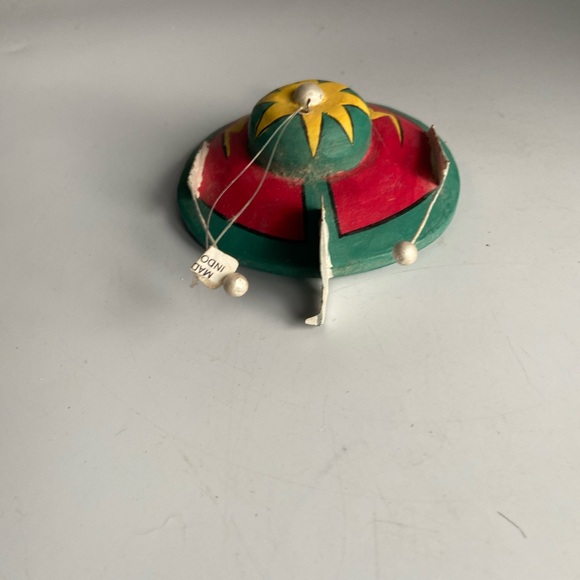 Handpainted Balsa Wood UFO - Picture 5 of 12